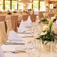 Gedekte feesttafel in de Grote Zaal van Bevershof, met verfijnde belichting