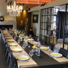 Gedekte lange tafel in de feestruimte