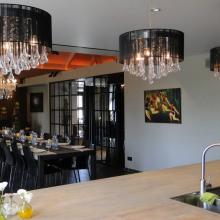 Open keuken en eetruimte met kroonluchters