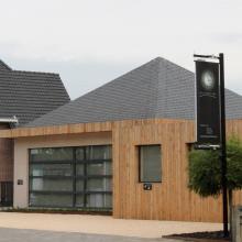 Houten gevel en uithangbord van De Groene Kaai