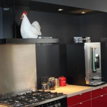 Keukenhoek met koeling en koffiemachine