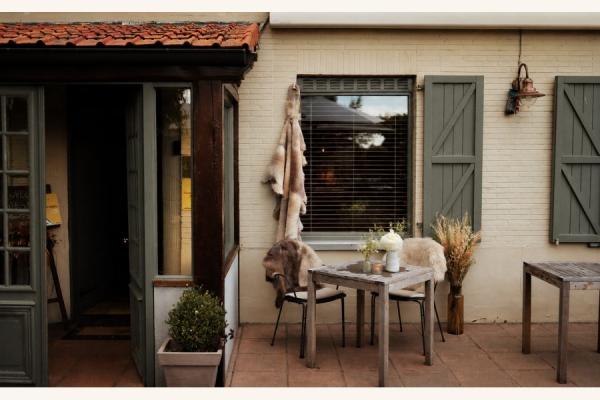Terras aan de ingang van d'Hofstee