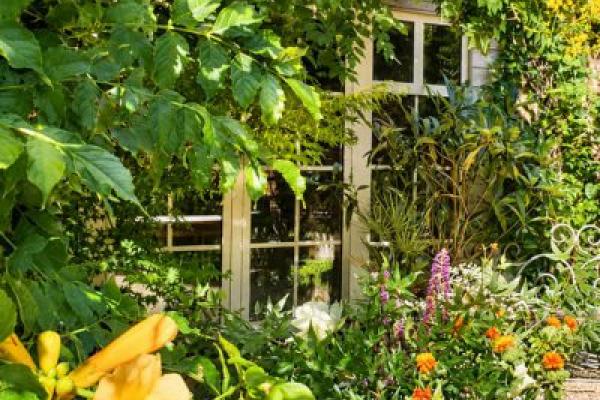 Groene binnenkoer van De Letterhoeve