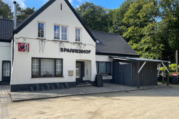 Witte gevel van Sparrenhof
