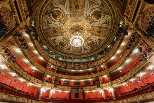 Kroonluchter en vergulde balkons van Opera Gent vóór de renovatie, ©VisitGent