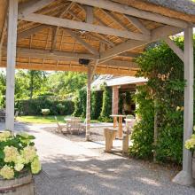 Overdekt terras en tuin van La Grange