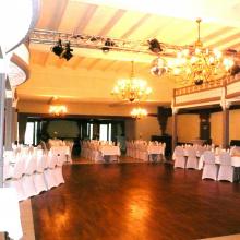 Grote feestzaal Rubens met balkons en houten dansvloer