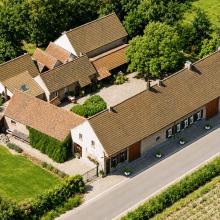 Historische hoeve en binnenkoer van Hof te Puttens