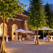 Historische gevel en terras van Fabriekspand