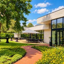 Gebouw en tuin van Salons Vaernewijck