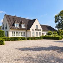 Gebouw en voortuin van La Réserve