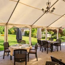 Overdekt terras en tuin bij Hemelhof