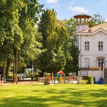 Gebouw en speeltuin van Strijboshof