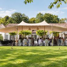 De Groene Jager met terras en luifel