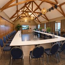 Vergaderopstelling in de grote zaal van Valkenbulcke