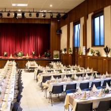 Feestzaal en podium van Parochiaal Centrum Hofstade