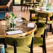 Dineropstelling met groene stoelen bij La Riva
