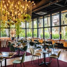Zaal met glaspartij en hangverlichting bij 's Graevenhof