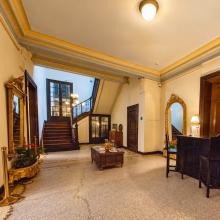 Historische lobby en trap van Hancelot