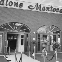 Ingang van Salons Mantovani, zwart-witbewerking