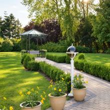 Tuin met paviljoen bij Salons Mantovani