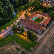 Luchtbeeld van De Kasteelhoeve en binnenkoer
