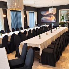 Dezelfde huurzaal van Gistelhove met lange tafels