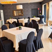 Kleinere huurzaal van Gistelhove met losse tafels