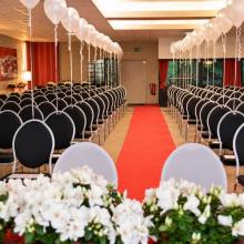 Dezelfde zaal van One+ Event Place in ceremonieopstelling