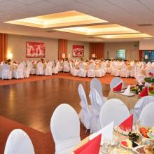 Feestzaal van One+ Event Place met dinertafels