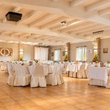 Grote feestzaal van Ten Dauwe in dineropstelling