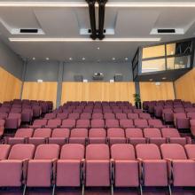 Auditorium van Living Tomorrow met lege getrapte zitplaatsen