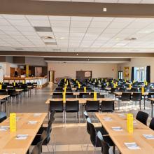 Grote feestzaal van Den Drossaerd in tafelopstelling