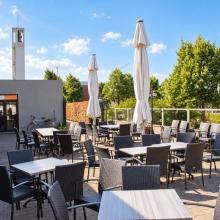 Terras aan de grote feestzaal van Den Drossaerd