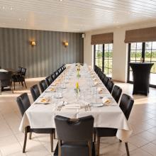 Feestzaal van Nicoty in eetopstelling