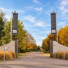Toegang tot Maekelhoeve met vrijgemaakte oprijlaan