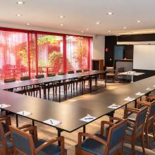 Grotere zaal van Corbie Mol in vergaderopstelling