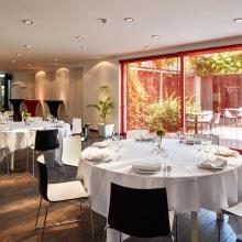 Grotere zaal van Corbie Mol in eetopstelling