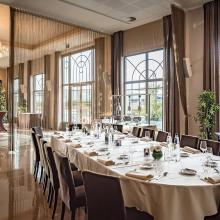 Feestelijk gedekte zaal bij Domein De Vesten