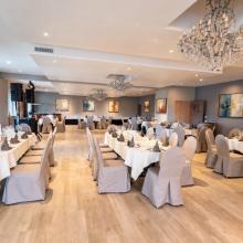 Feestzaal van Salons Ter Velde met gedekte tafels