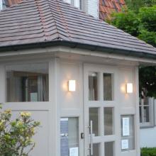 Voorgevel en ingang van Salons Eikenhof