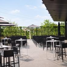 Terras van Denotter met lege stoelen en ontvangstmeubilair