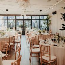 Feestzaal van Hotel Royal Astrid Aalst met gedekte tafels