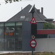 Straatgevel en ingang van De Zilverlink