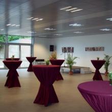 Grote zaal van De Zilverlink met receptietafels