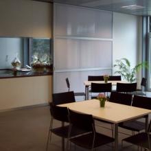 Kleine zaal van De Zilverlink met vergadertafels