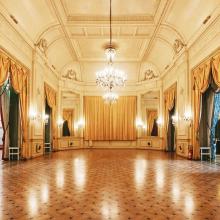 Leeg historisch salon van Concert Noble