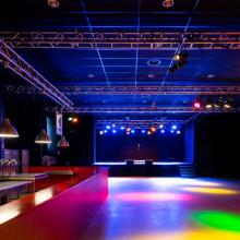 Zaal van Kavka Zappa met bar en podium in een verkleinde inrichting