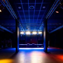 Grote zaal van Kavka Zappa met podium