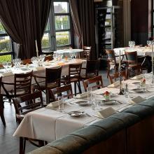 Gedekte tafels in de brasserie van ’t Veilinghuis